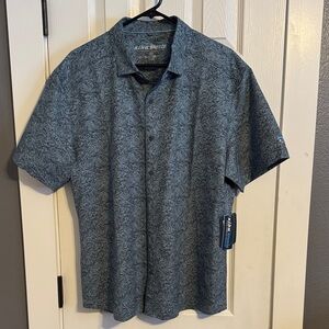 New with tags mens size XL KUHL brand Kuhl Breeze short sleeved shirt.